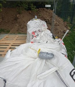 Il s'agit d'une photo prise sur chantier de bigs bags scellés contenant de l'amiante. Cela illustre le traitement des déchets d'amiante.