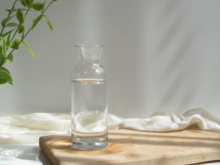 Photo d'une carafe d'eau illustrant l'article concernant l'eau et l'amiante