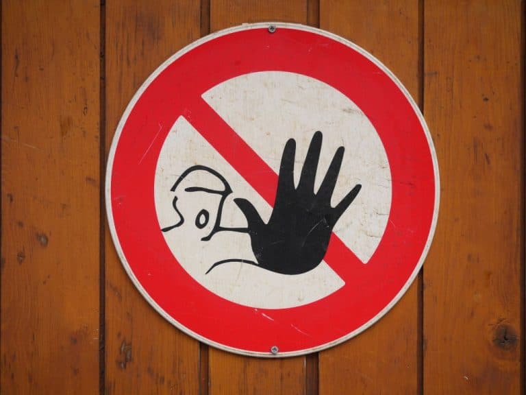 Photo d'un panneau "Ne pas toucher" illustrant l'exemption du RAAT en cas de danger pour l'opérateur de repérage.