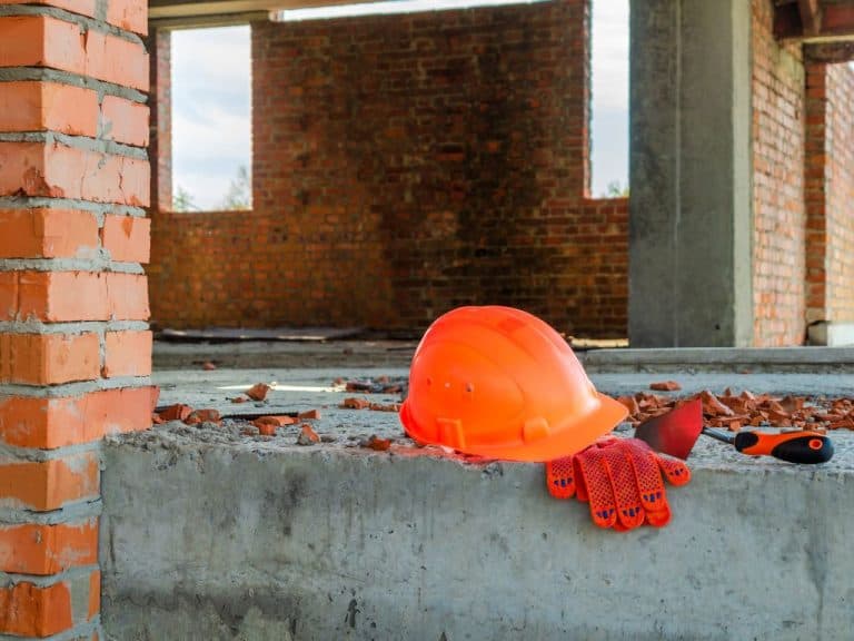 Photo d'un casque de chantier sur chantier illustrant le cas d'exemption du RAAT lors d'une intervention de SS4 de niveau 1.